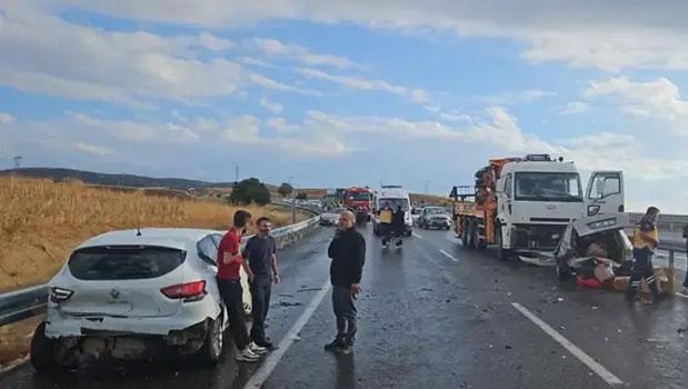 Adıyaman'da zincirleme trafik kazası: 4 araç karıştı, 6 yaralı)