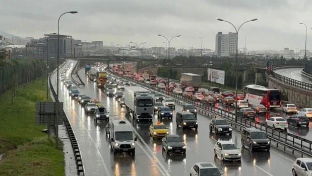İstanbul’da pazartesi sabahı kabusu! Trafik haritası kıpkırmızı)