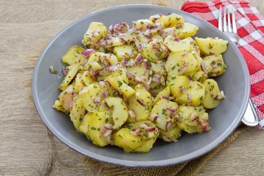 Patates salatasına sirke mi limon mu eklenmeli? Lezzetini 10 kat artırıyor)