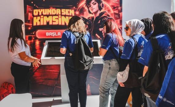 “Yapay Zeka Destekli Lojistik Anahat Optimizasyonu Yarışması”nın kazananlarına ödüllerini aldı)