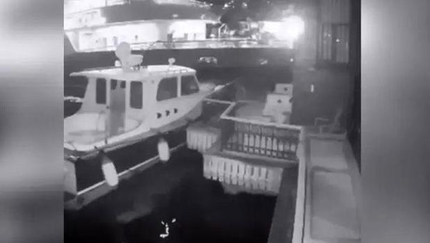 Üsküdar'da yolcu vapuru yalıya çarptı: Kaza anı kamerada)