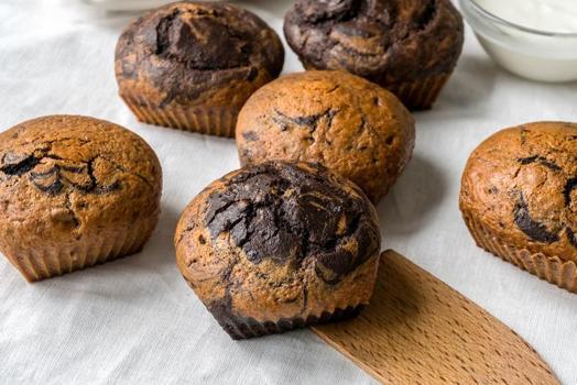 Kararan muzları sakın çöpe atmayın: Bulut gibi yumuşacık iki renkli muffin tarifi ve püf noktaları)