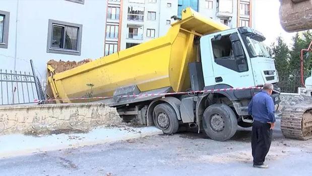 Pendik'te panik anları! Freni boşalan hafriyat kamyonu iş yerine girdi: 1 yaralı)