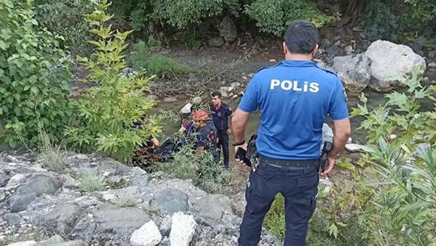 Yoldan geçenleri dehşete düşüren manzara! Karaçay Deresi yatağında erkek cesedi bulundu)