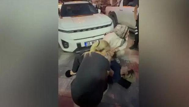Adana'da sokakta yürüyen eşini sırtından bıçakladı! O şüpheli yakalandı)