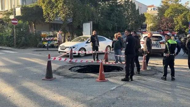 Okul servisinin ardından yol çöktü! Beşiktaş'ta faciadan dönüldü)