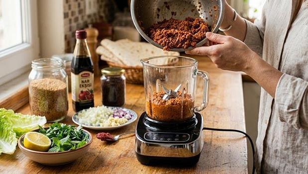 Yoğurma derdine son: Hem leziz hem yumuşacık oluyor! Blender kullanarak 5 dakikada hazır çiğ köfte tarifi)
