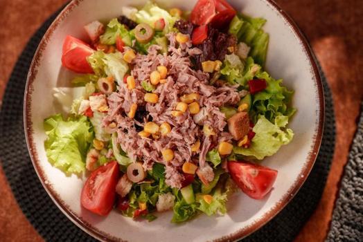 Damak çatlatan iştah açıcı lezzet! Hem pratik hem de doyurucu: Acı sevenlerin yeni favorisi ton balıklı salata tarifi!)