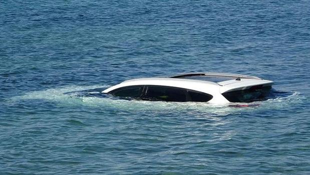 Çanakkale'de el freni çekilmeyen otomobil denize düştü)