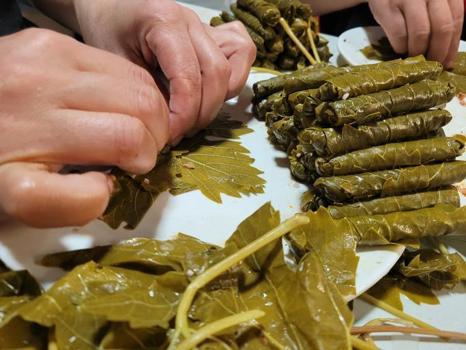 Yaprak sarmasının üzerine neden tabak kapatılır? Asıl amaç dağılmasını önlemekten fazlasıymış)