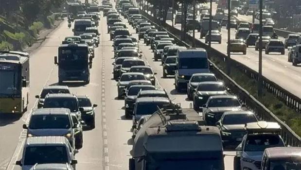 Haftanın son gününde İstanbul kilit! Trafik yoğunluğunu yüzde 80'e ulaştı)