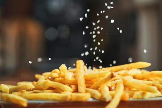 Meğer yıllardır yanlış kızartıyormuşuz! Restoran usulü çıtır patatesin o gizli sırrı...)