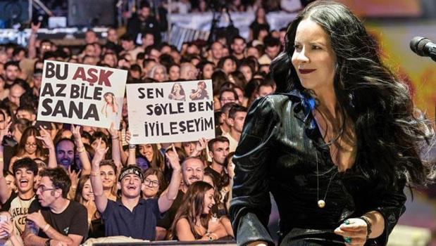 Antalya'da Şebnem Ferah rüzgarı! Hayranları konsere akın etti)