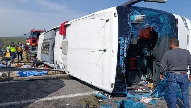 Manisa'da TIR ile yolcu otobüsü çarpıştı! 11 ölü, 27 yaralı var)