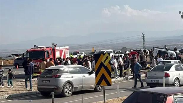 MHP'li vekil ve il başkanının bulunduğu konvoy kaza yaptı! 1 ölü, 4 yaralı)