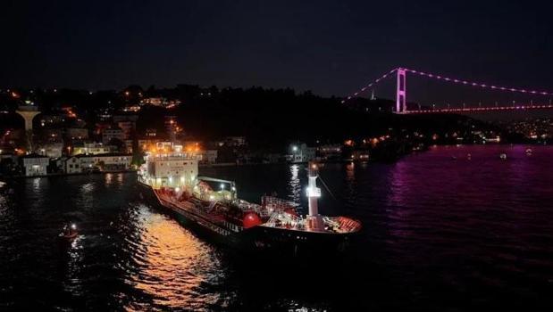 İstanbul Boğazı’nda facianın eşiğinden dönüldü! Metreler kala durabildi)