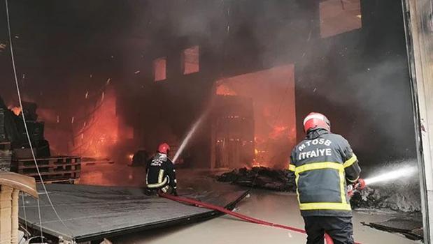 Mersin'de tütün işleme tesisinde yangın!)
