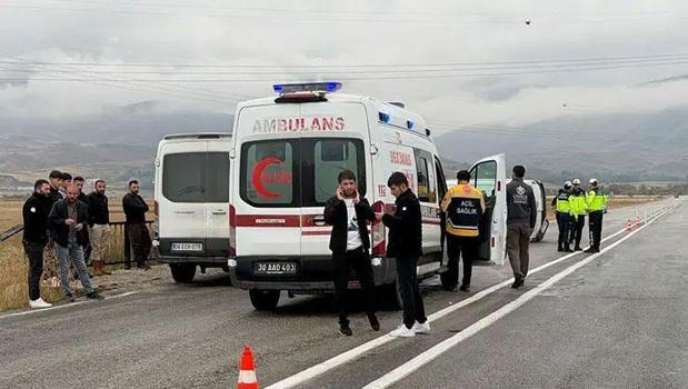 Hakkari’de öğrenci servisi devrildi! Çok sayıda yaralı var)