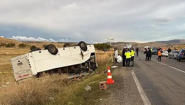Afyonkarahisar Şuhut'ta işçi servisi devrildi! Çok sayıda yaralı var)