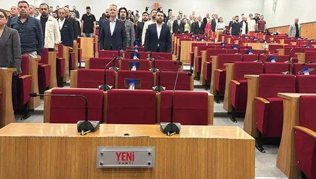 İzmir Büyükşehir Belediye Meclisi yeterli çoğunluk sağlanamadığı için toplanamadı)