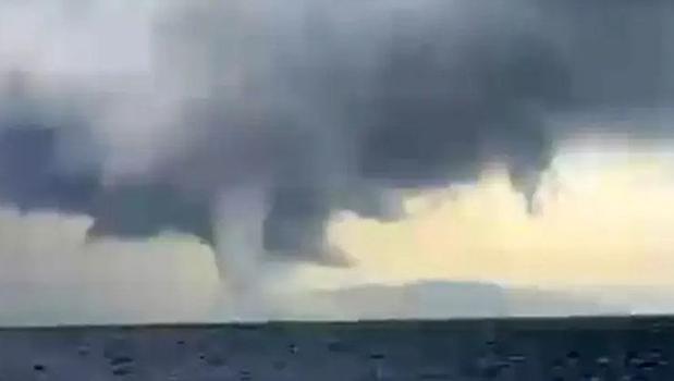 Bodrum'da hortum paniği! Deniz yüzeyinden bulutlara kadar uzandı)