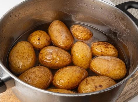 Patates haşlarken tencereye 1 kaşık ekleyin: Dağılmayı ve lapa olmayı anında önleyen mutfak hilesi)
