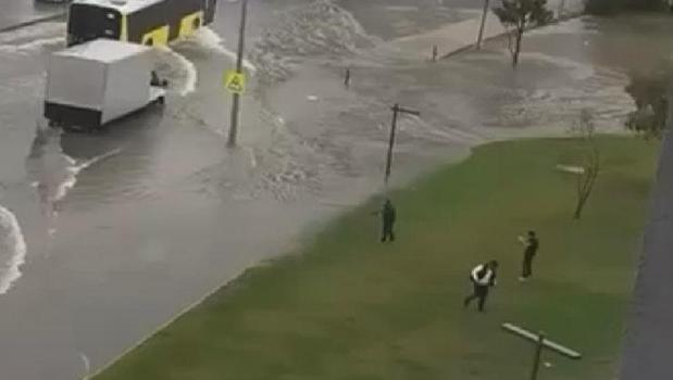 İstanbul’da şaşırtan görüntü! Göle dönen yola olta attı)