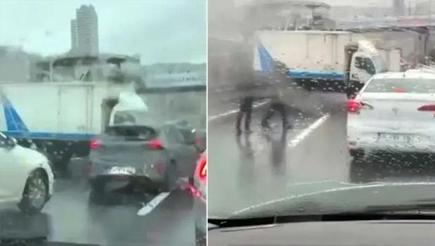 İstanbul E-5'te trafik kilit! Kamyonet, metrobüs bariyerine çarptı)