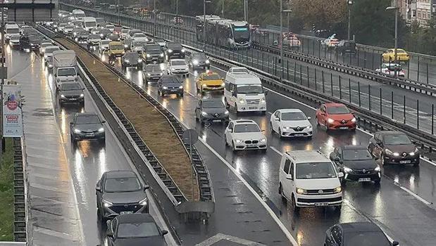 İstanbul'da trafik kilit! Yağışın da etkisiyle yoğunluk yüzde 89'a ulaştı)