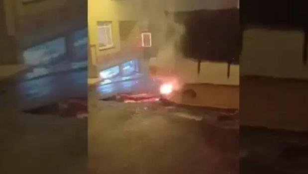 Beyoğlu'nda hareketli dakikalar! Yağmur suyunun temas ettiği elektrik kabloları alev alev yandı)