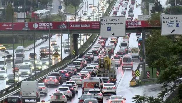 Yağmur ve sel İstanbul'u kilitledi! D-100’de trafik durma noktasına geldi)