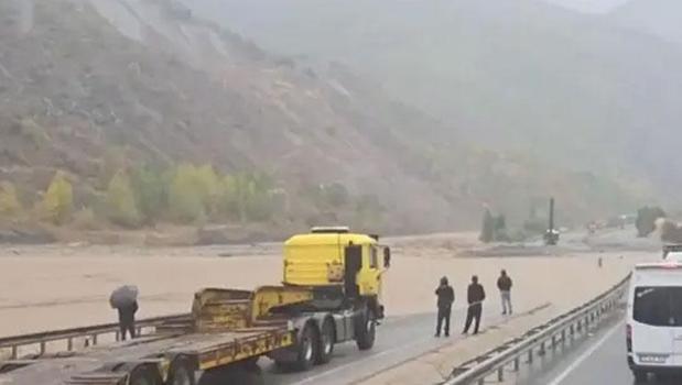 Erzincan-Erzurum yolunda ulaşım durdu, sürücülere uyarı)