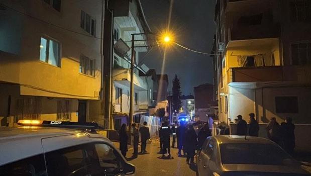Boşaltılan binada balkon çöktü, sokak giriş-çıkışa kapatıldı)