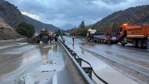 Erzincan-Erzurum kara yolu kontrollü olarak trafiğe açıldı)