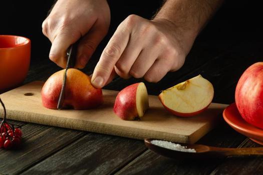 Meyveler kesildikten sonra neden kararır? Limon sıkmak gerçekten işe yarıyor mu?)