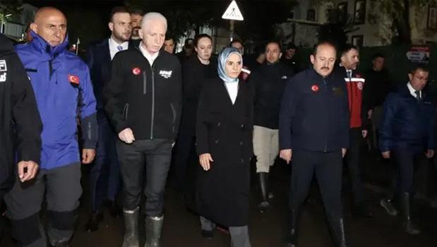 Bakan Göktaş, selden etkilenen Ayazağa'da! '212 personelimiz, 39 araçla sürekli sahadayız')