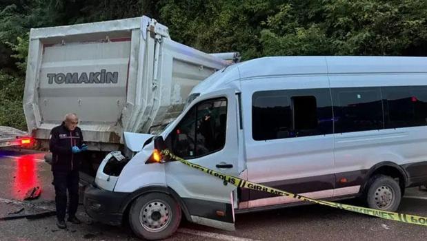 Ordu'da facia gibi kaza! Karşı şeride geçen kamyon dehşet saçtı: 1 ölü, 18'i öğrenci 23 kişi yaralandı)