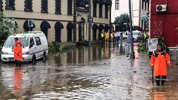 İstanbul'da sel sonrası temizlik ve onarım çalışmaları başlatıldı)