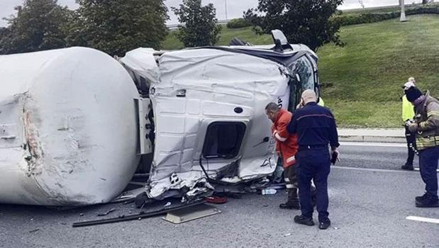 Bakırköy'de tanker devrildi: 1 kişi yaralandı)