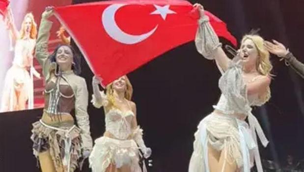 Manifest ilk Londra konserini verdi! Sahnede Türk bayrağımızı açtılar)