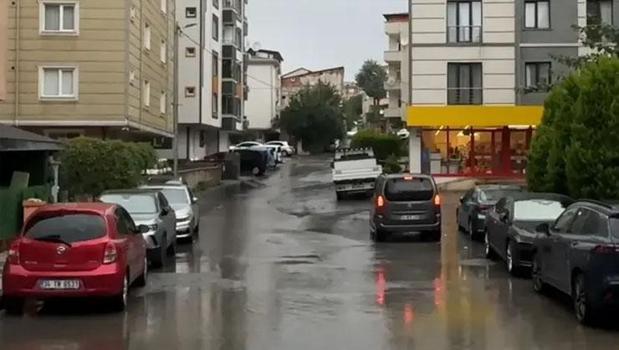 İstanbul'da şiddetli sağanak alarmı! Metro girişine su barikatı çekildi)