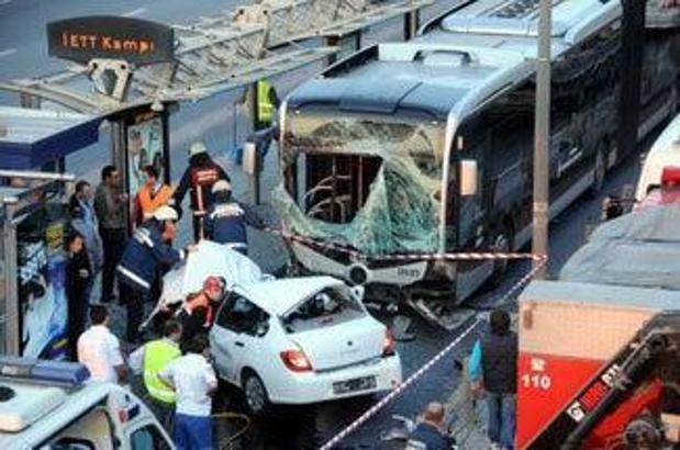 Otomobil metrobüsle çarpıştı