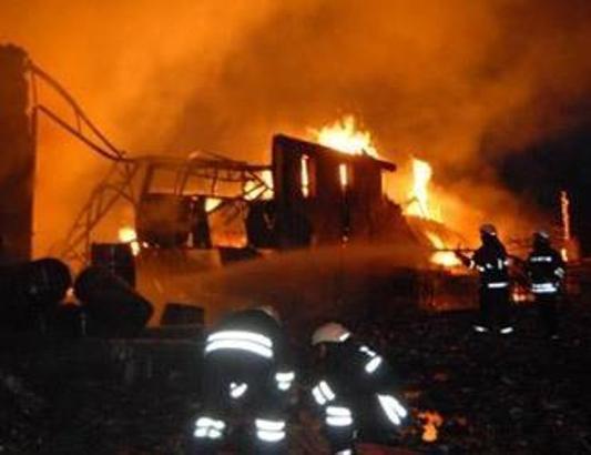 Kozmetik fabrikası alev alev yandı