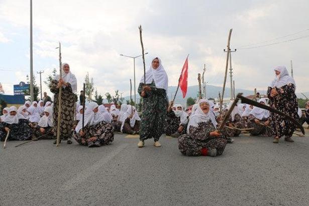 Kütahya'da köylü kadınlardan tırmıklı tırpanlı eylem