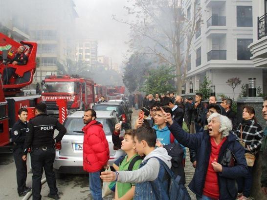 İstanbul Kadıköy’de apartman yangını paniğe neden oldu