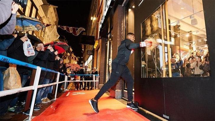 Anthony Joshua camı bir yumrukla tuzla buz etti!