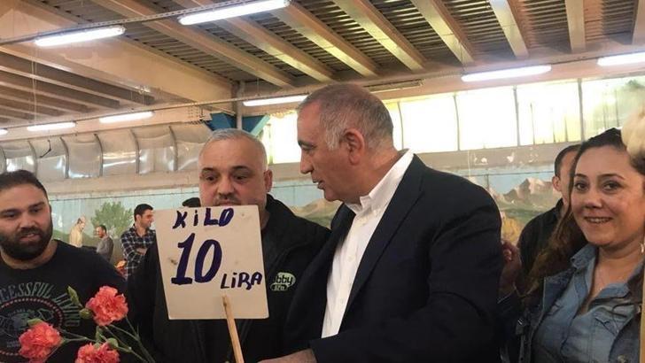 CHP'li Gürsel Tekin pazara indi, zamlara dikkat çekti
