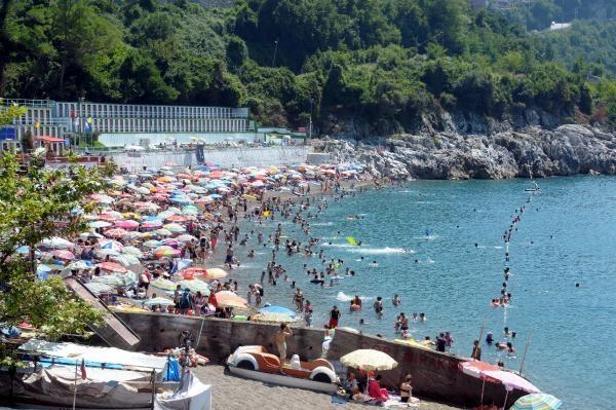 Sıcaktan bunalanlar plajlara akın etti