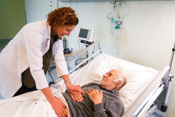 Safra yolundaki dev taşlardan ameliyatsız kurtuldu