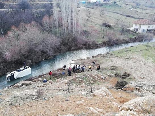 Minibüs dereye düştü: 2 yaralı